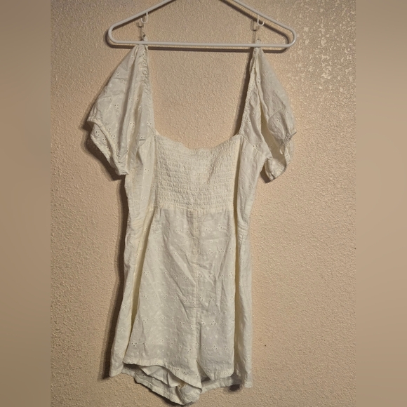 NWT Urban Outfiters  90s Romper White Eyelet Button-Down Size L - Picture 3 of 15